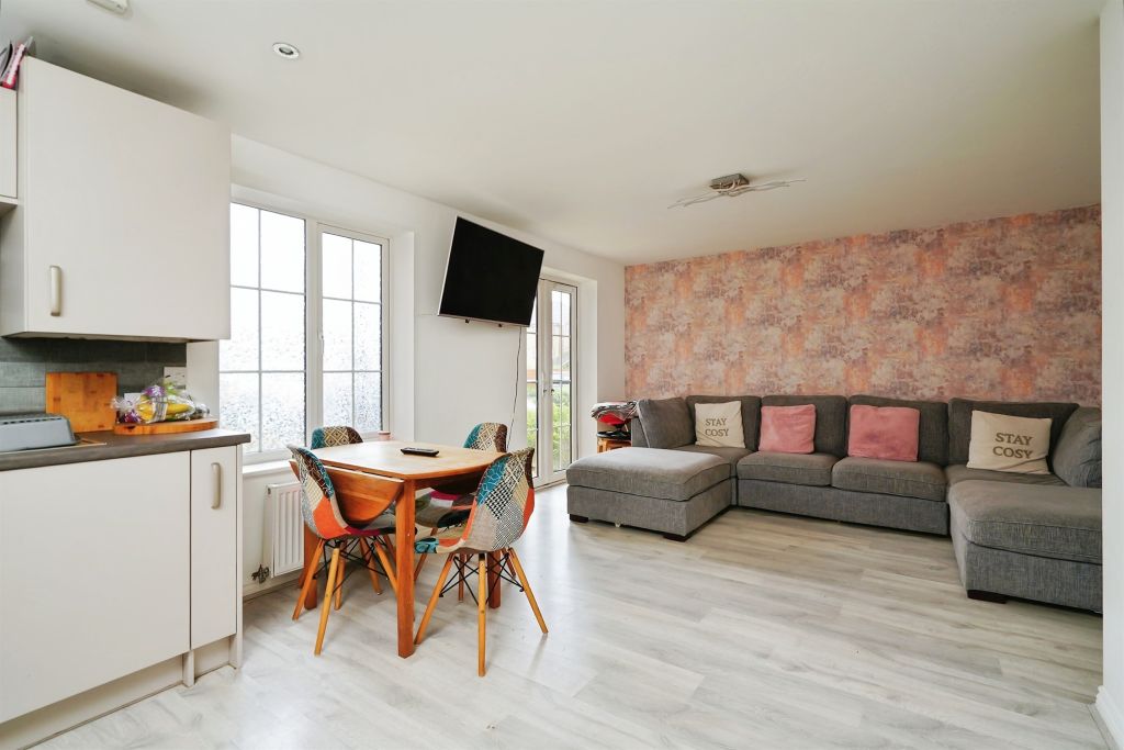 2 bed flat for saleDiamond Drive, Didcot OX11 photo 3