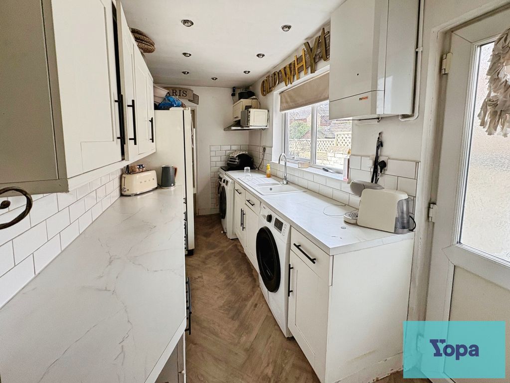 Property photo 3 of 8 Kitchen