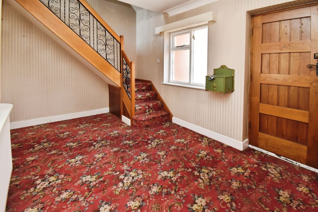 Property photo 2 of 16 Entrance Hall