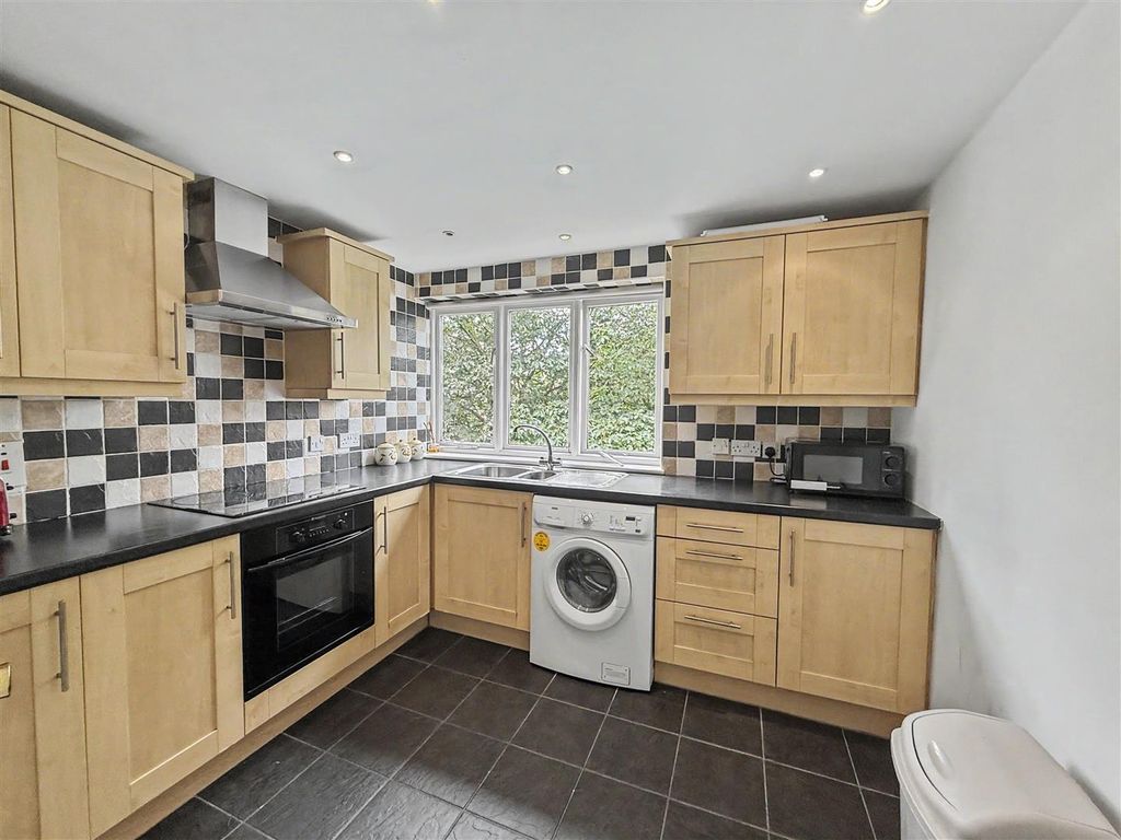 Property photo 3 of 9 Kitchen
