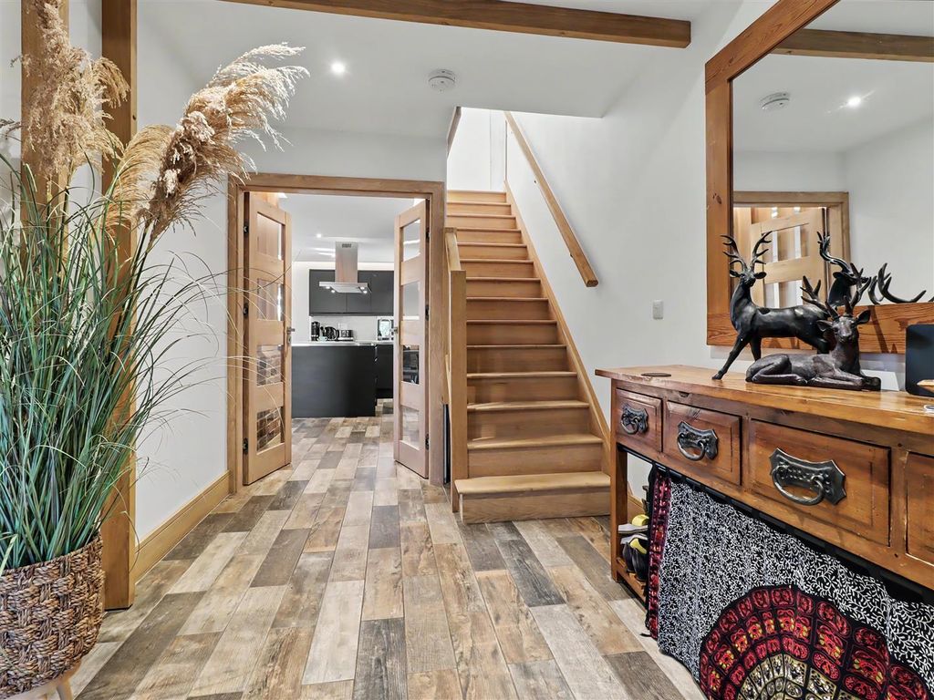 Property photo 2 of 35 Entrance Hall