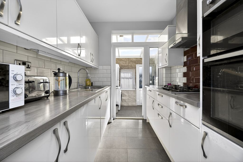 Property photo 2 of 19 Kitchen