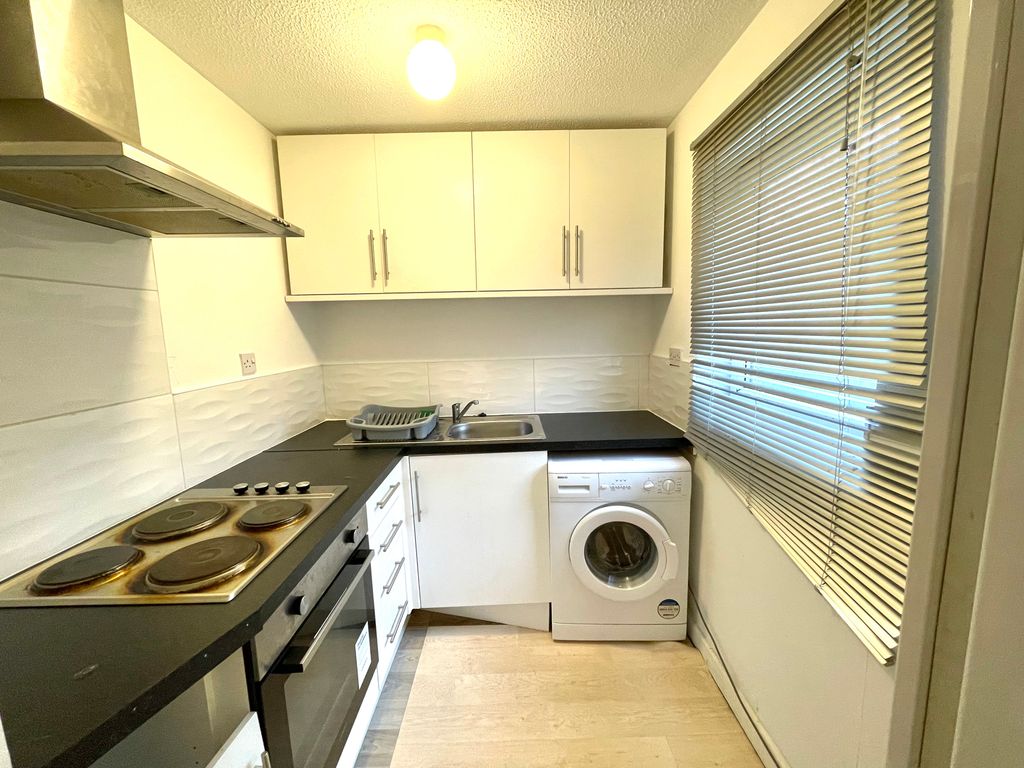 Property photo 3 of 11 Kitchen