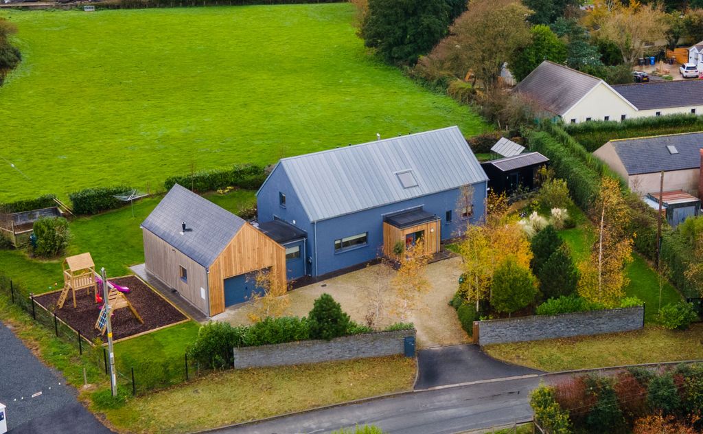 Property photo 2 of 73 002