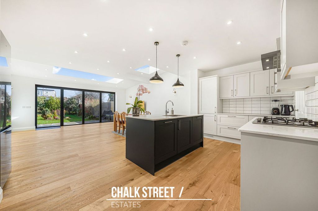 Property photo 2 of 32