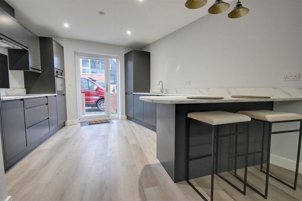 Property photo 3 of 16 Img_9401-Img_9403_Lzn.Jpg