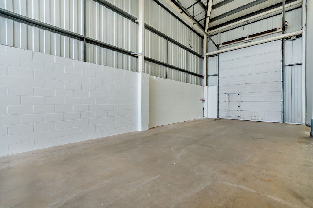 Property photo 3 of 13 8641477-Interior07-V2-800