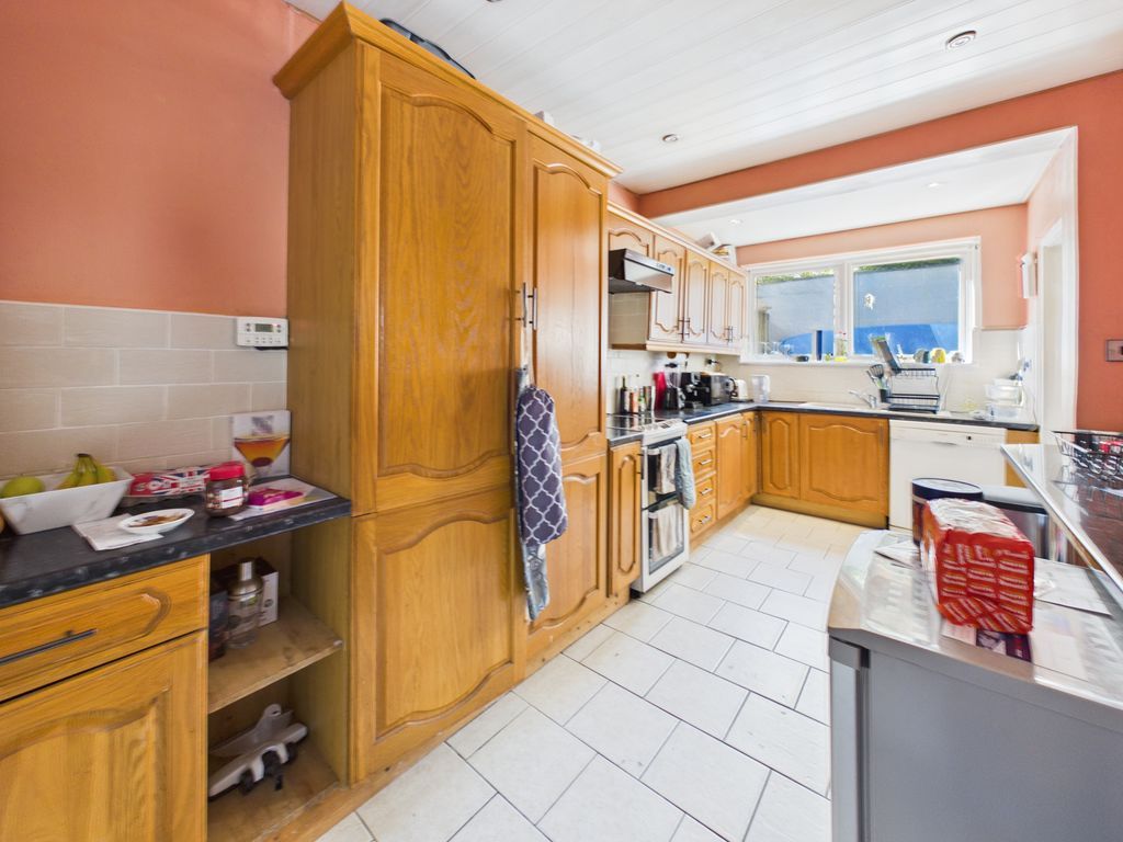 Property photo 3 of 11 Kitchen