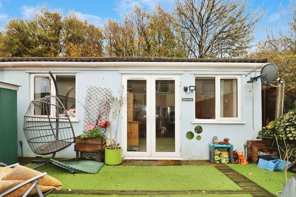 Property photo 2 of 17 Photo