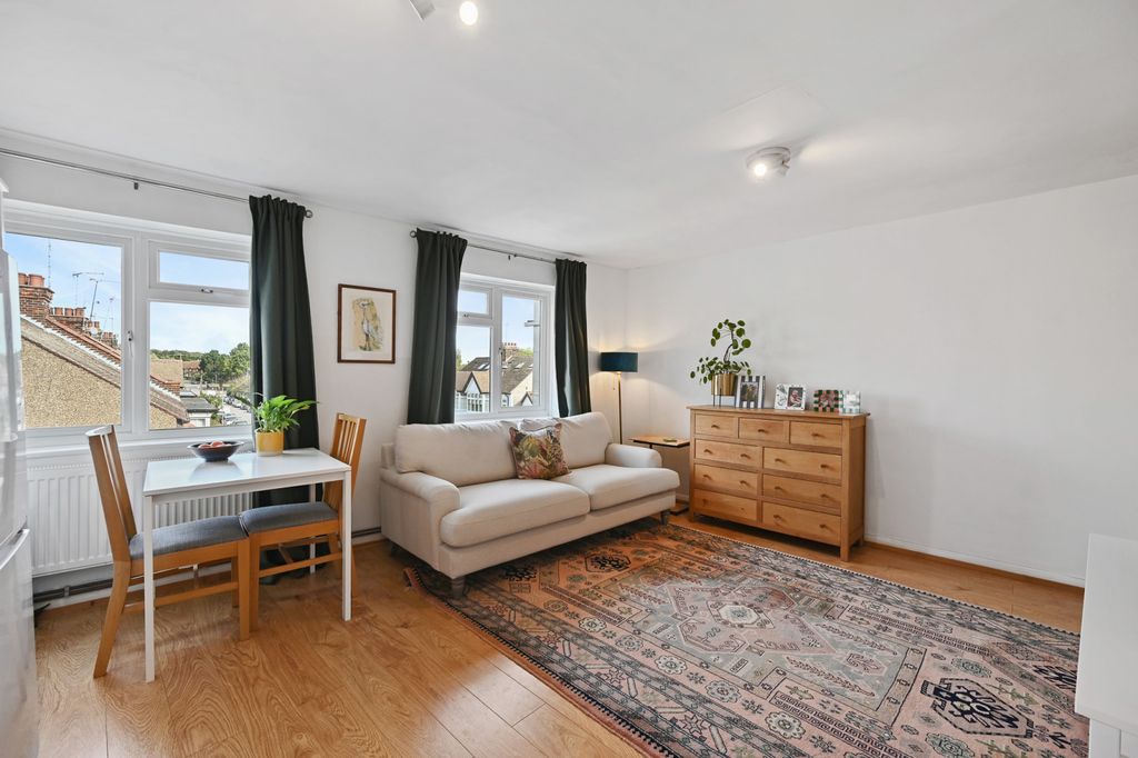 Property photo 1 of 10 Modern One Bedroom Apartment