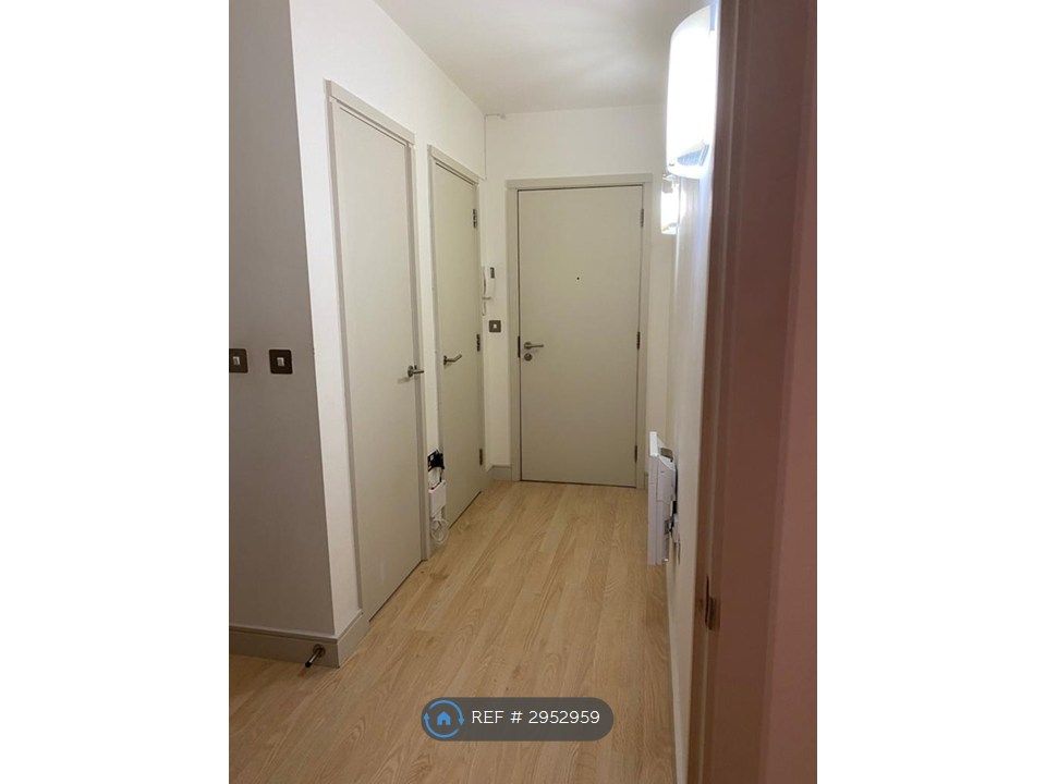 Property photo 2 of 7 Hallway