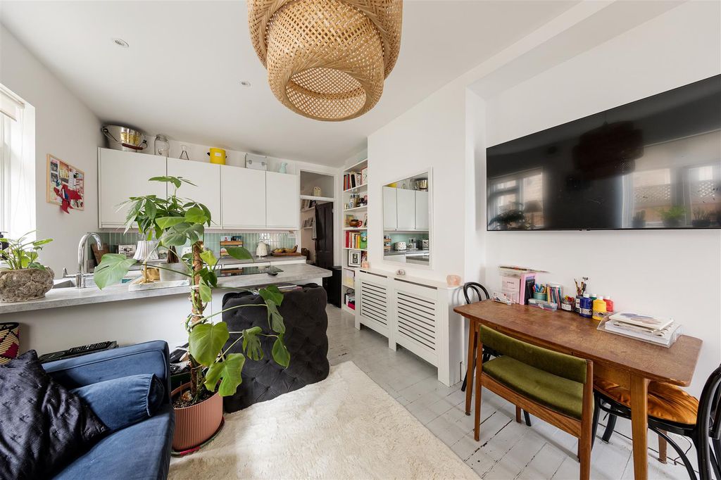 Property photo 2 of 13 Leucha Road, E17