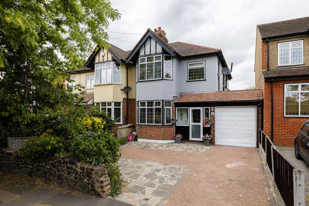 Property photo 1 of 24 Ainslie Wood Road, E4