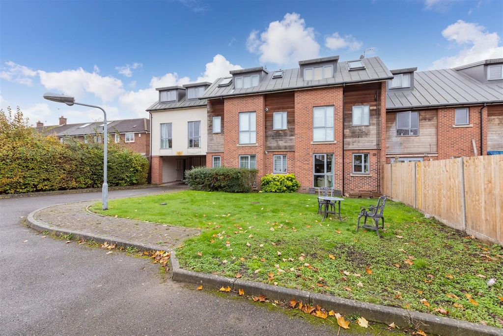 Property photo 1 of 14 28 Lincoln Way-4.Jpg