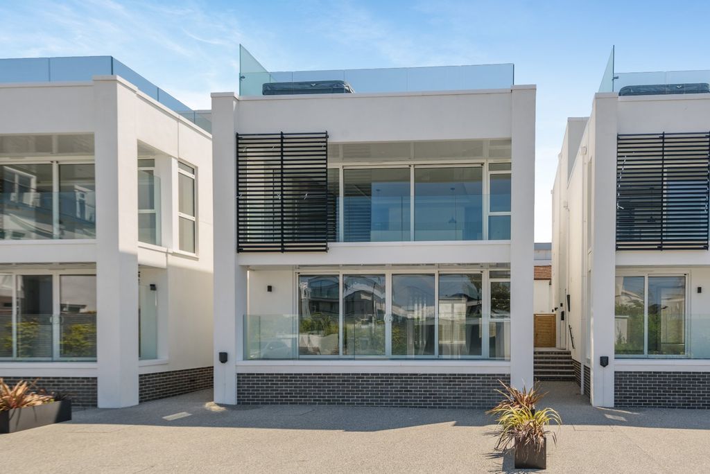 Property photo 1 of 18 Odyssey