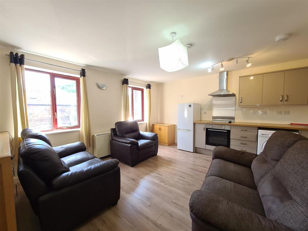 Property photo 3 of 7 2 Chapel Court
