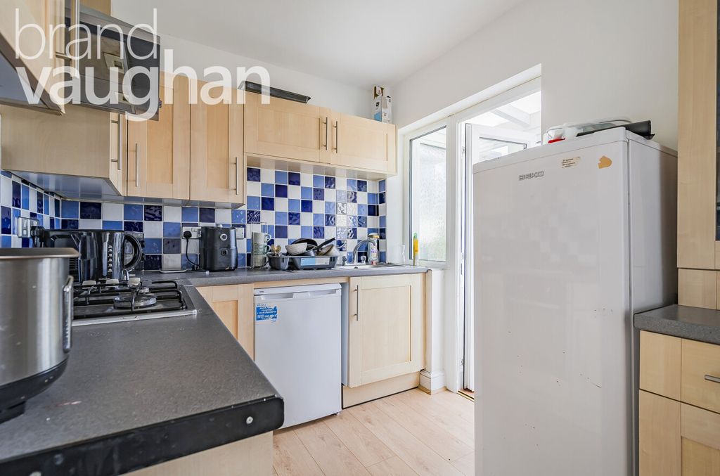 Property photo 3 of 11 Kitchen