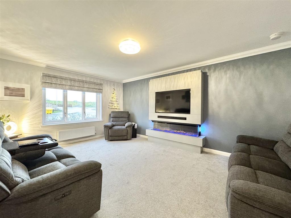 Property photo 3 of 22 Lounge