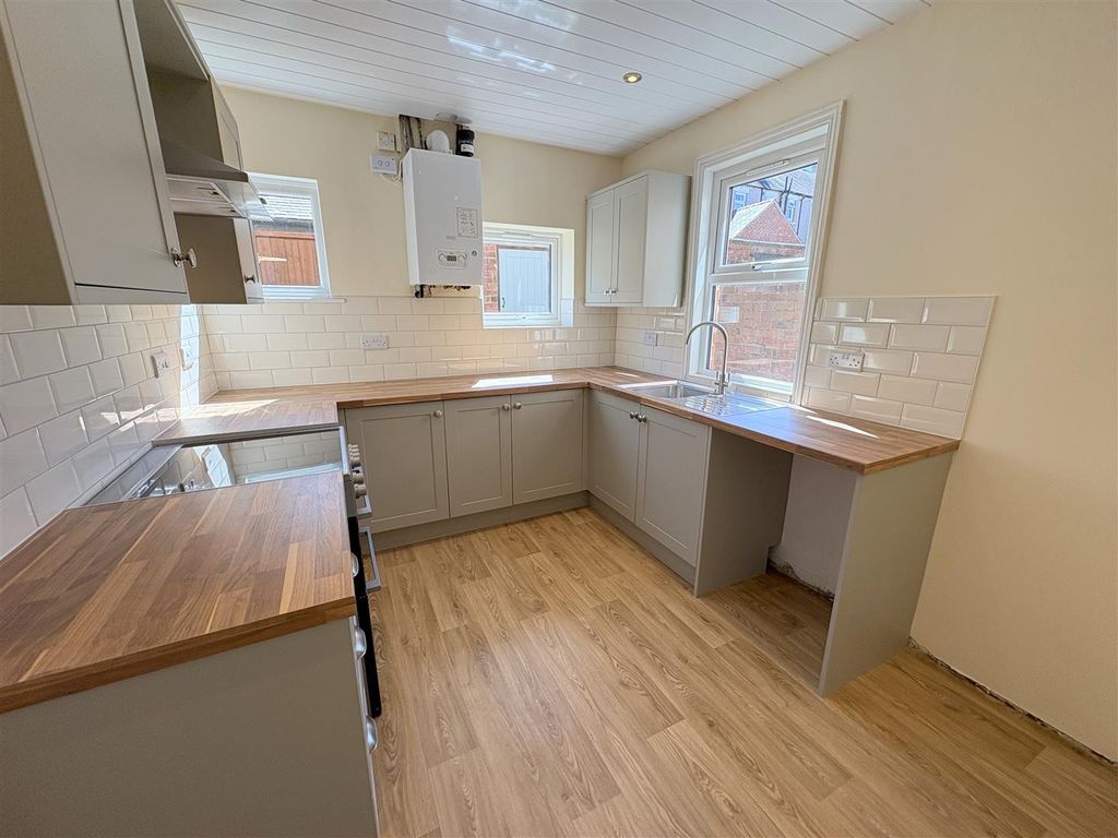 Property photo 3 of 16 Kitchen