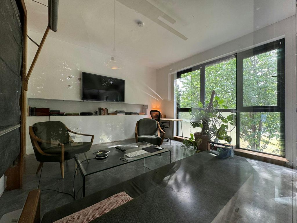 Property photo 3 of 6 Int 3.Jpg