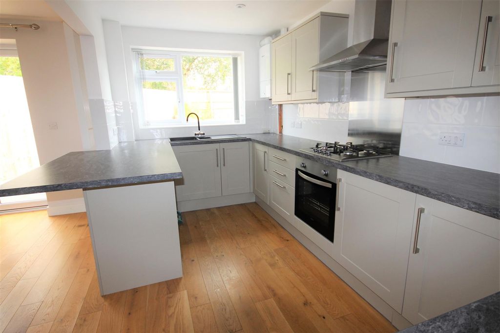 Property photo 2 of 10 Kitchen