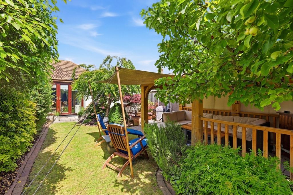 Property photo 2 of 16 South Facing Garden