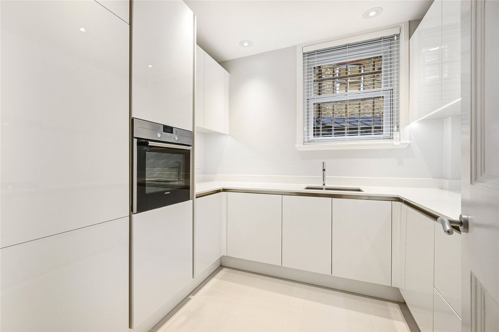 Property photo 2 of 18 Picture No. 24