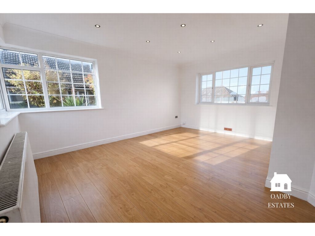 Property photo 2 of 11 Lounge