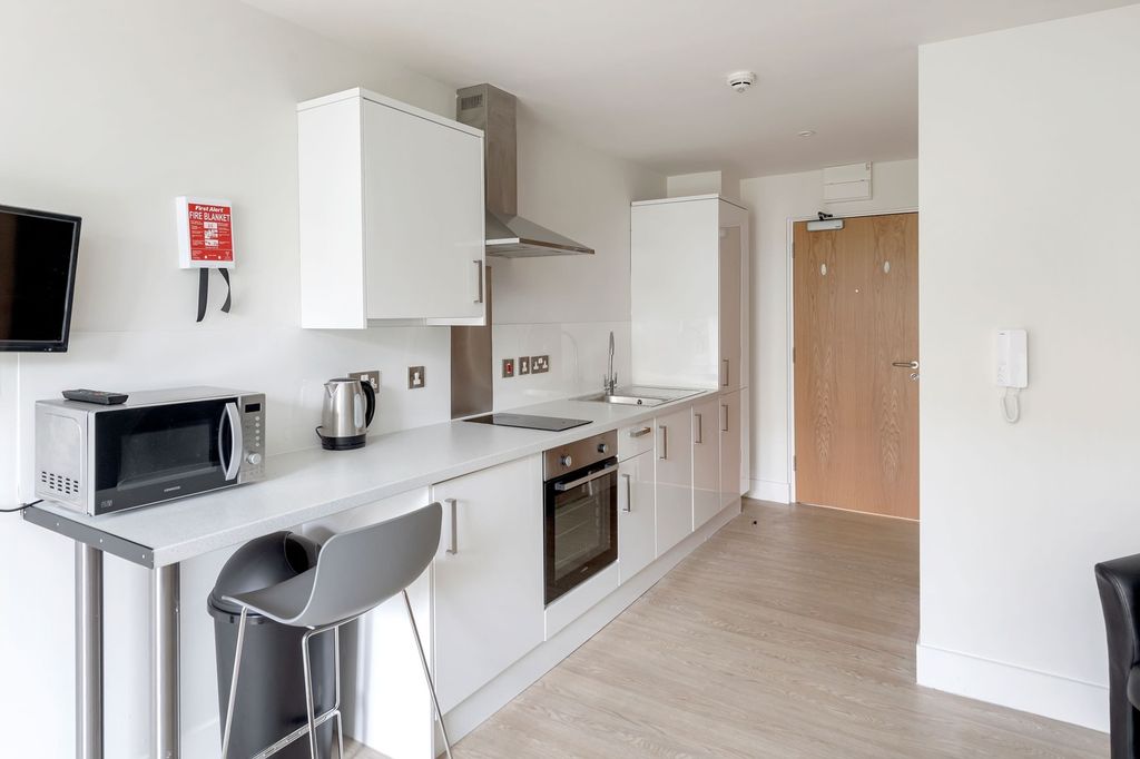 Property photo 2 of 3 A Modern And Well-Equipped Kitchen, Perfect For St...