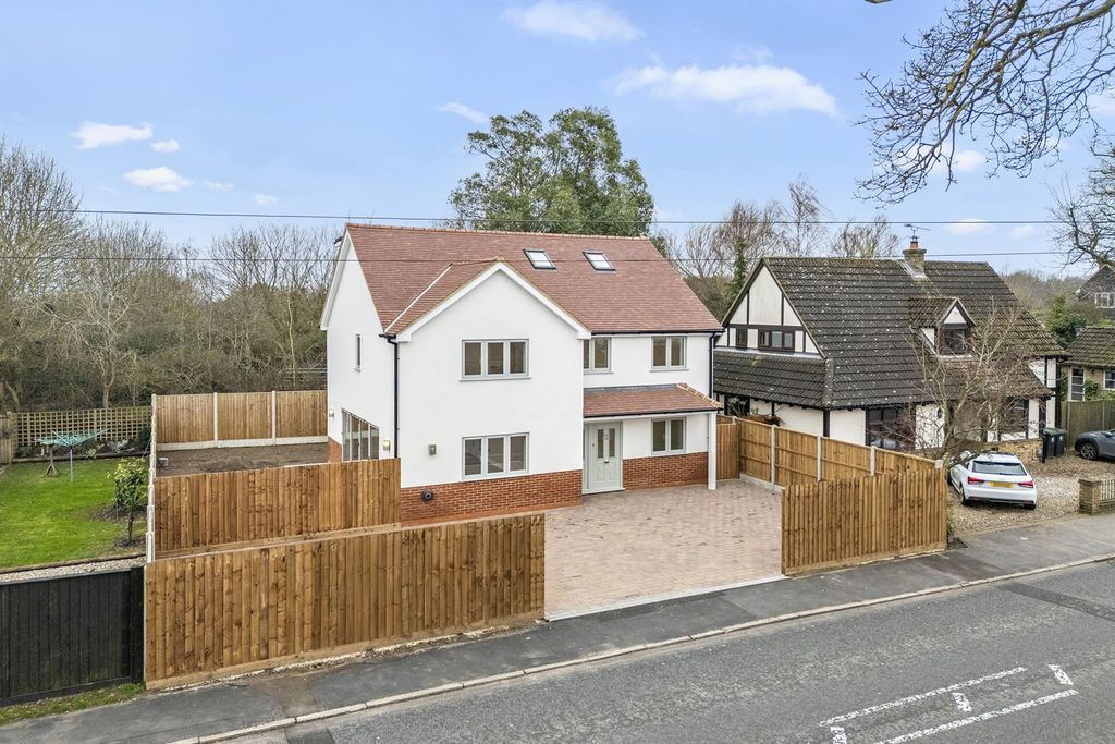 Property photo 1 of 28 High Road North Weald