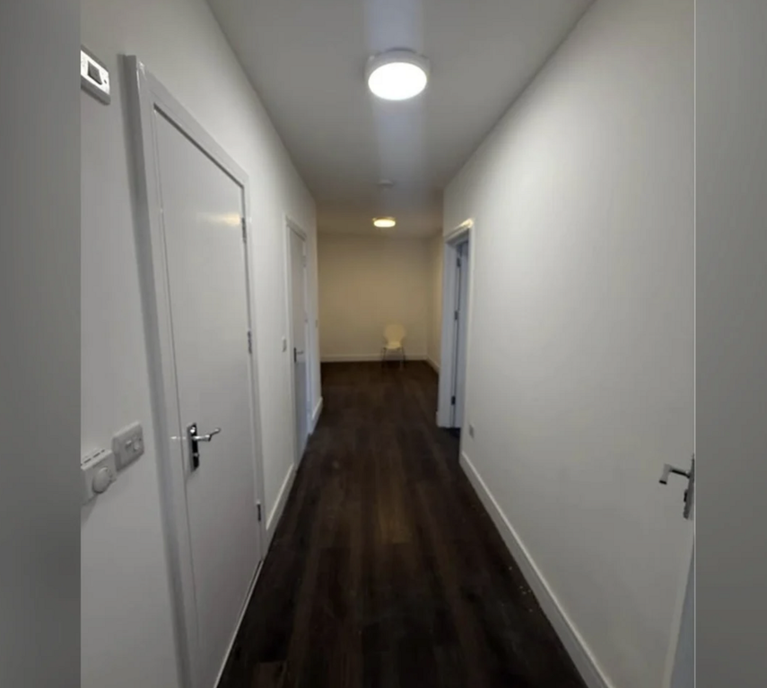 Property photo 2 of 7 Hallway