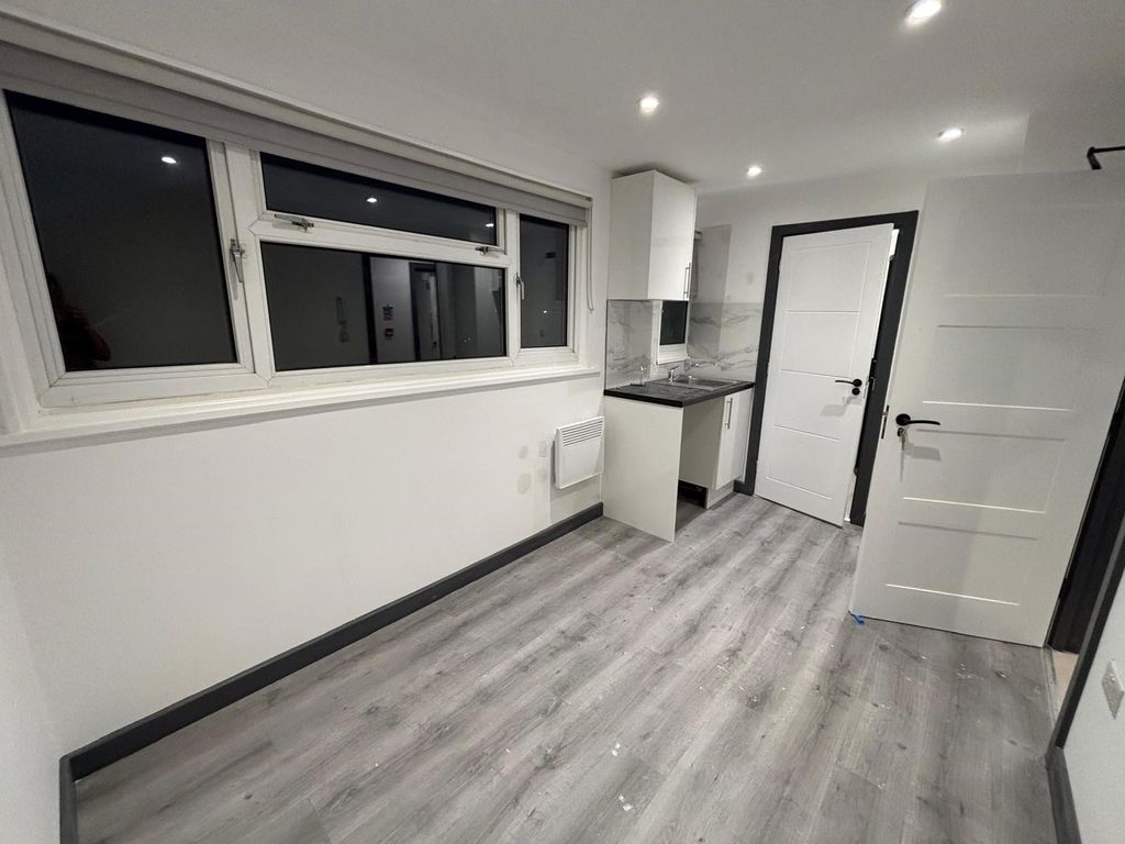 Property photo 2 of 5 Bedroom 6