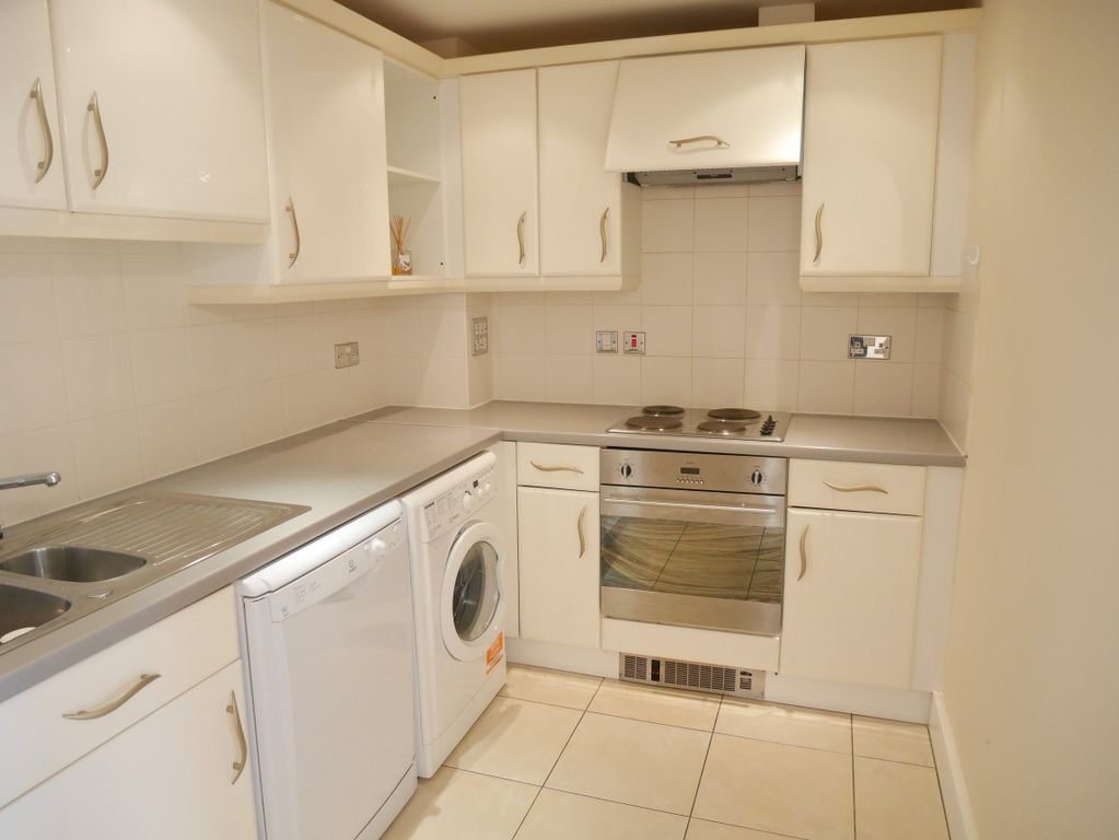 Property photo 3 of 10 Kitchen