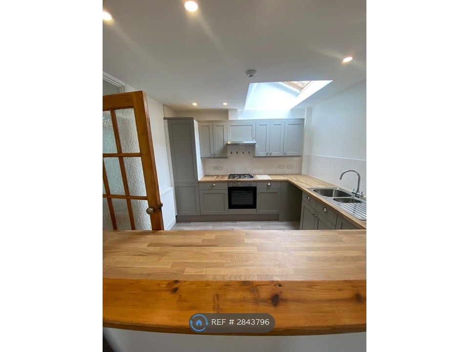 Property photo 2 of 6 Kitchen