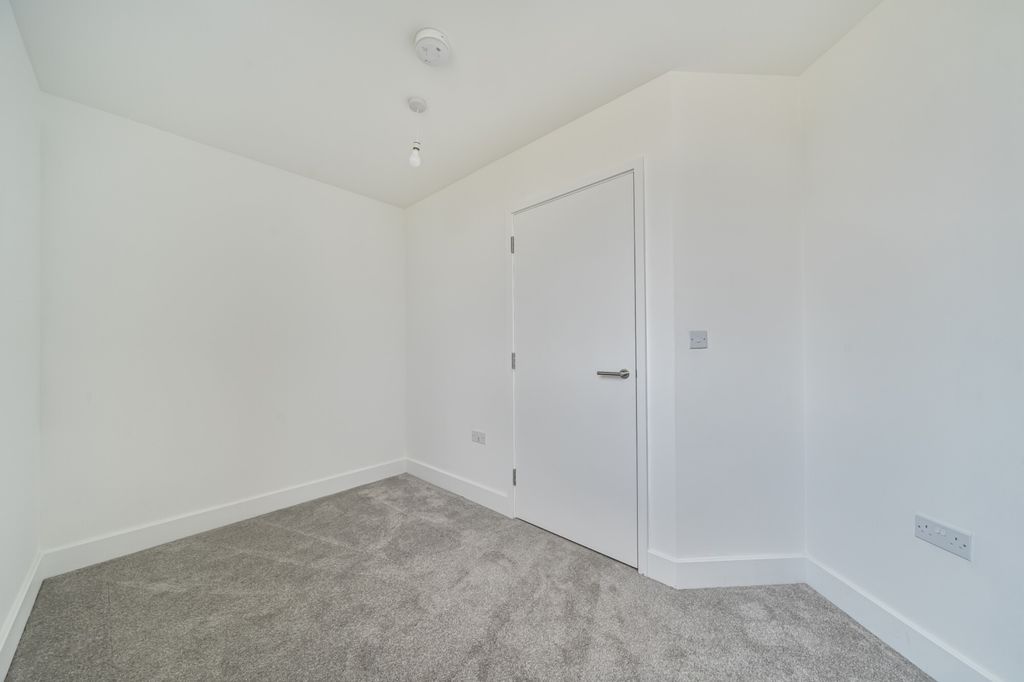 Property photo 3 of 9 -69B1726Af0601-l-...