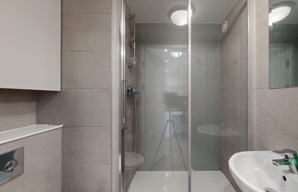 Property photo 3 of 19 Bathroom