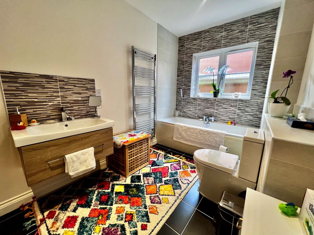 Property photo 2 of 21 Family Bathroom