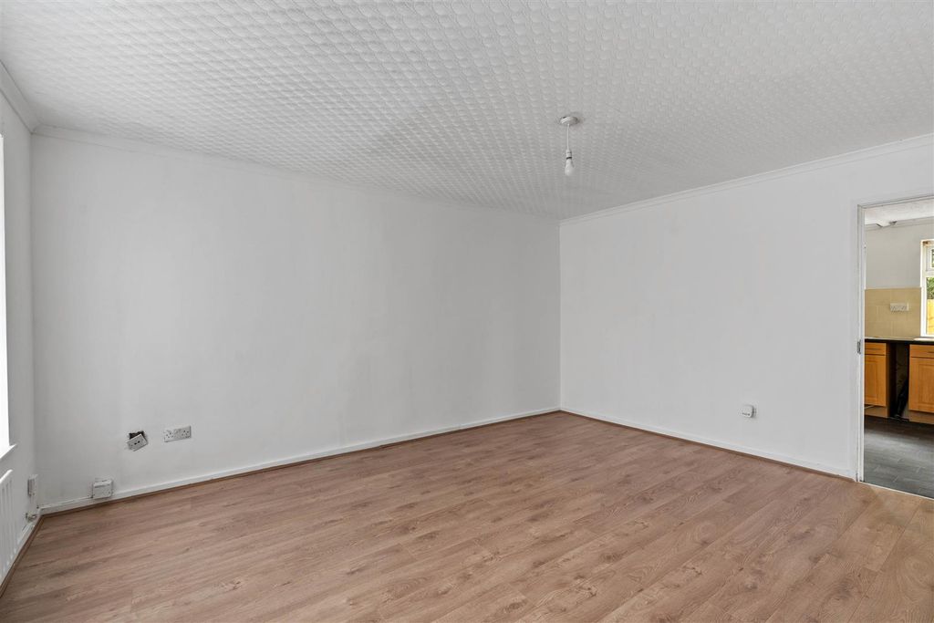 Property photo 3 of 15 18 Potton Close Nwm (8 Of 18).Jpg