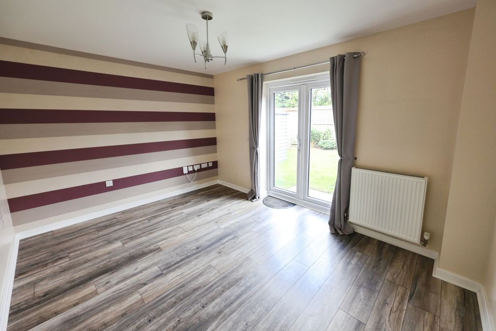 Property photo 3 of 11 Pbox-Living_Room-314556.Jpg