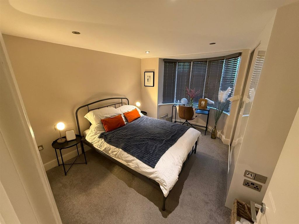 Property photo 2 of 6 Bedroom