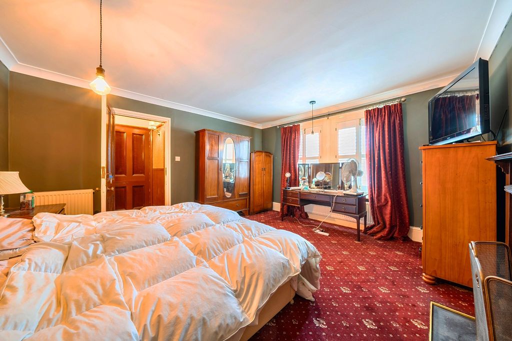 Property photo 3 of 18 5191803