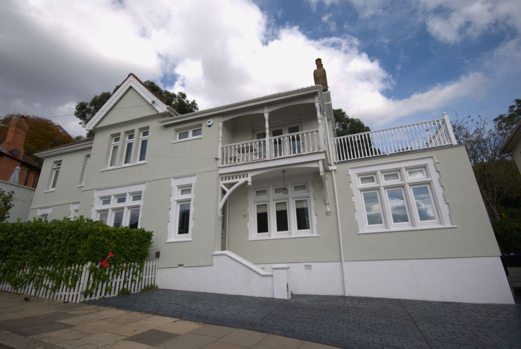 Property photo 1 of 32