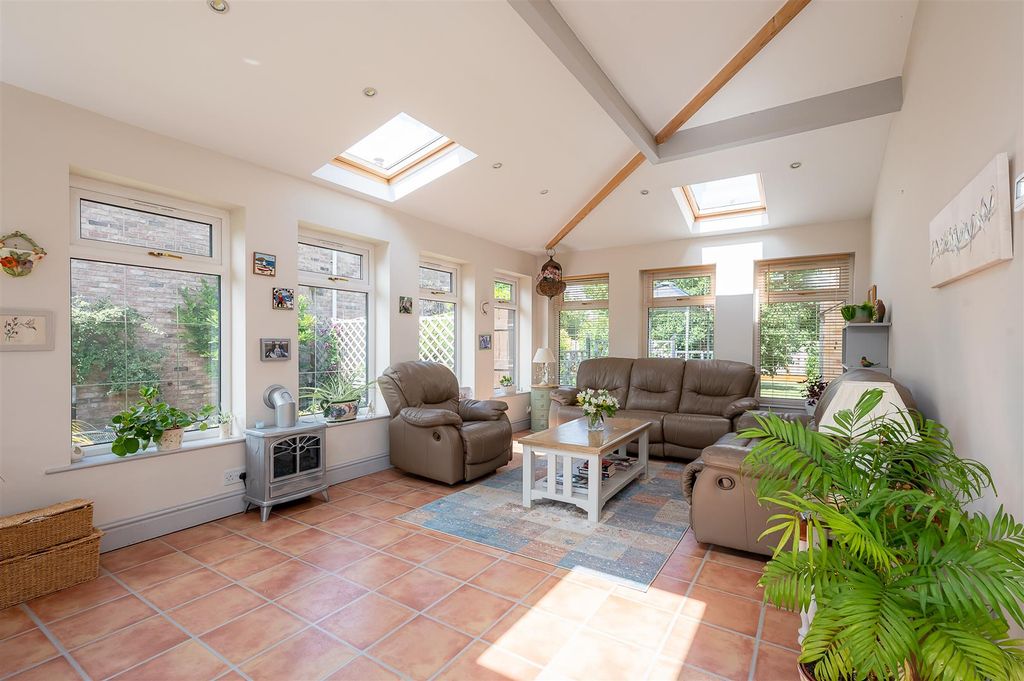 Property photo 2 of 27 Garden Room