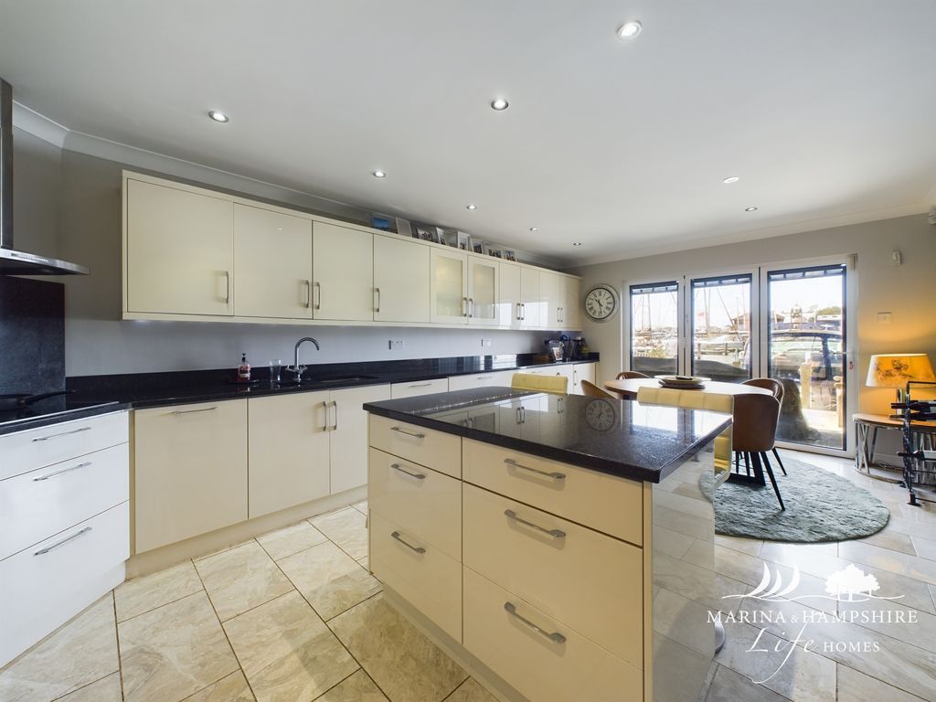 Property photo 2 of 36 Cam03691G0-Pr0014-Still006