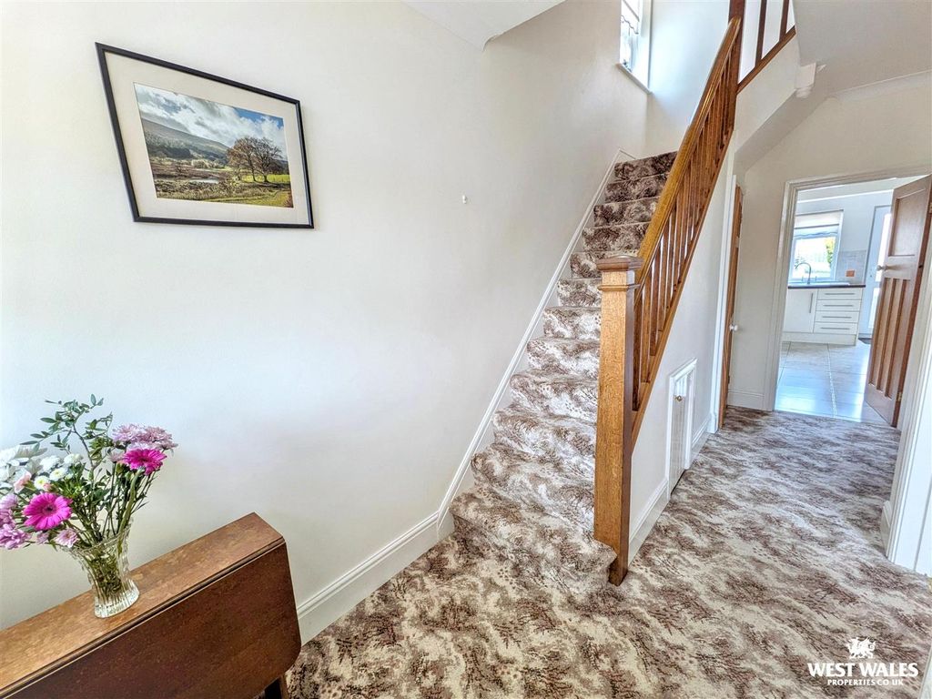 Property photo 2 of 24 11870.Jpg