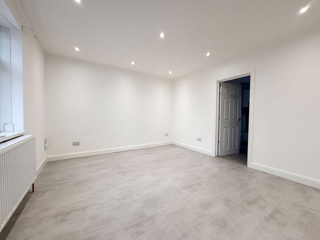 Property photo 2 of 17 Living Room