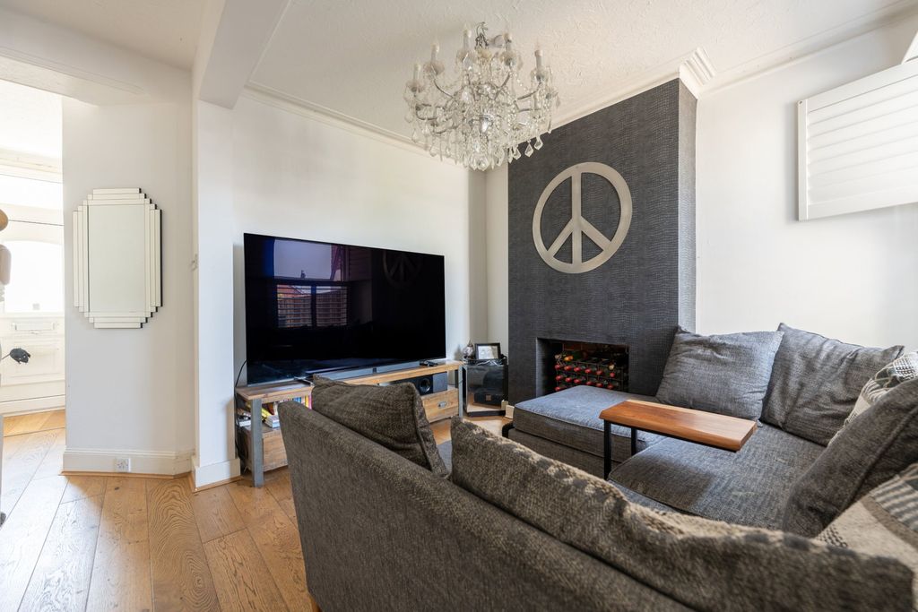 Property photo 2 of 17