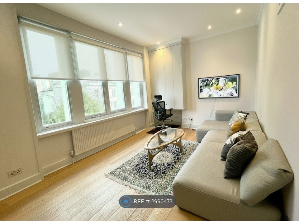 Property photo 1 of 11 Bright Living Room