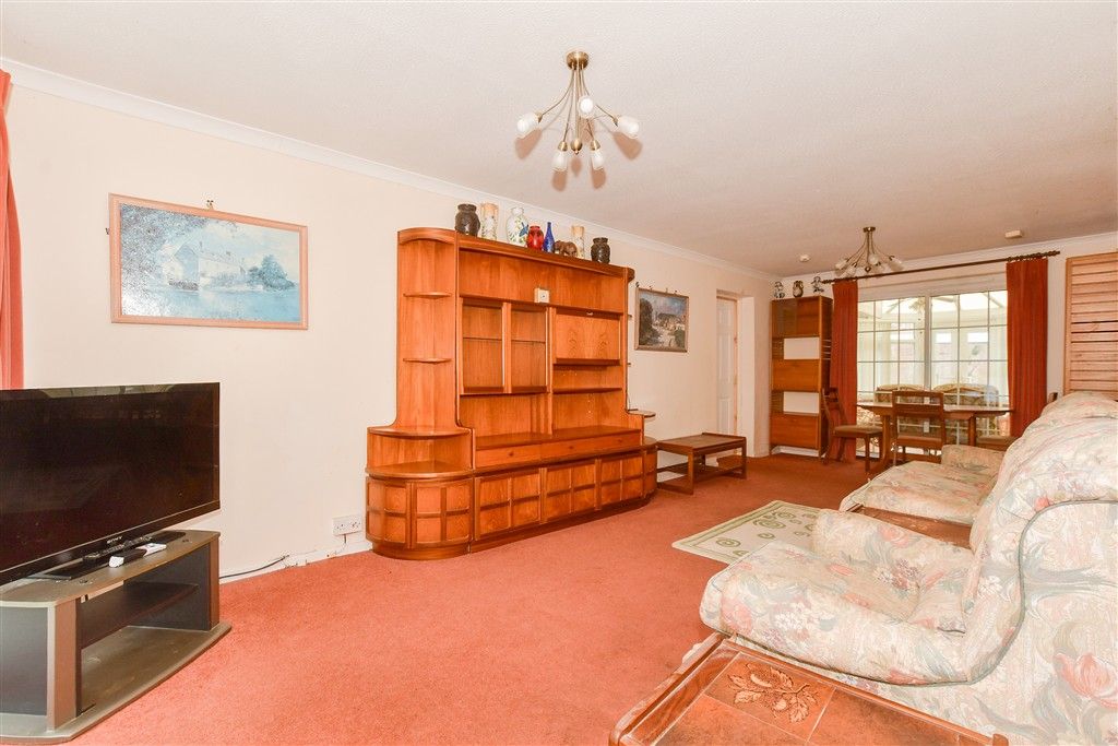 Property photo 3 of 11 Lounge