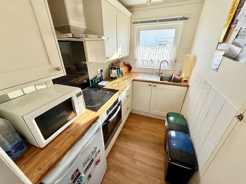 Property photo 3 of 9 Kitchen